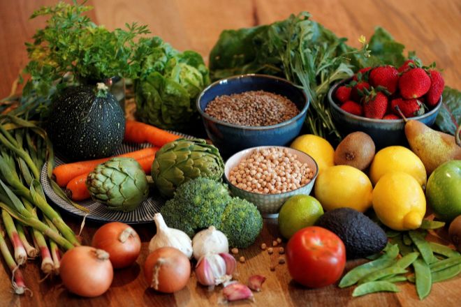 Hay evidencia científica cada vez de los beneficios de una dieta basada en la dieta mediterránea, con un gran consumo de fruta, verdura y legumbres y moderado de alimentos de origen animal, junto a la eliminación de alimentos precocinados y de comida rápida.