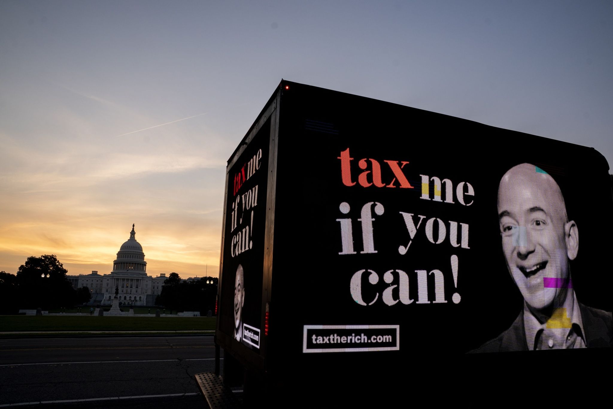 Campaa a favor del impuesto a los ricos en Washington DC con el rosto de Jeff Bezos, fundador de Amazon.