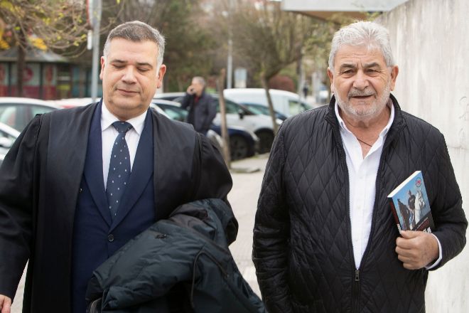 Laureano Oubiña (derecha) junto a su abogado esta mañana camino del Juzgado de Vilagarcía de Arousa.