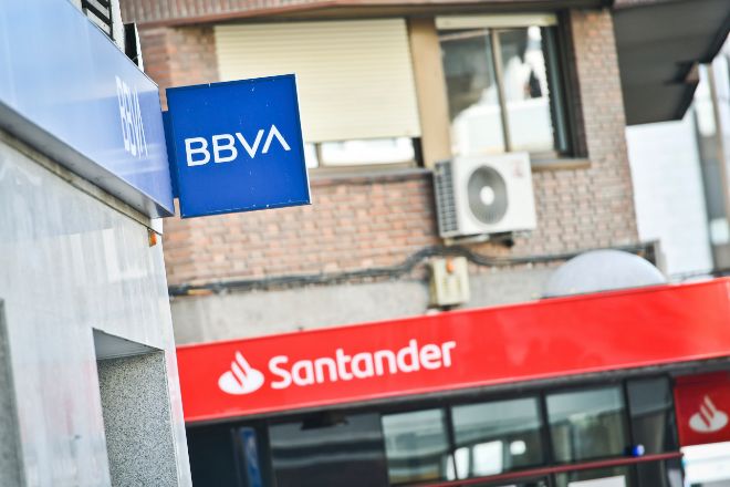 Sucursales de BBVA y Santander.