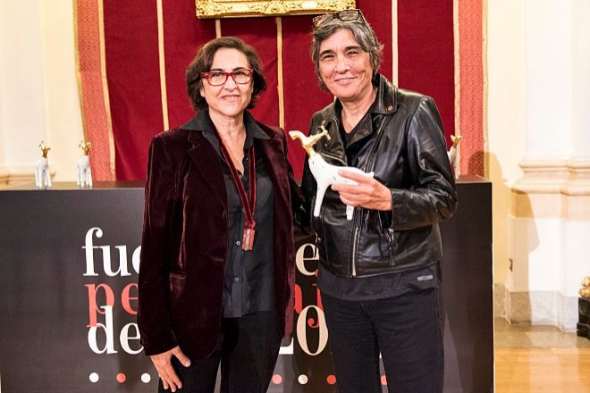 La pianista y miembro del jurado Rosa Pardo (a la izqda) entrega el premio de Artes Escénicas a Elvira Sánchez Gallo, representante de Blanca Portillo.