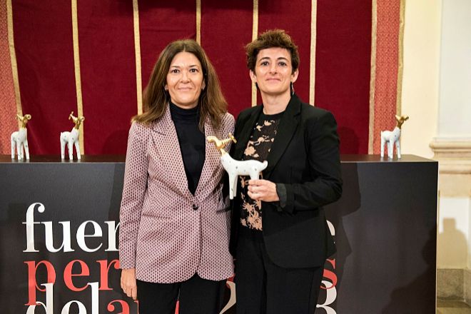 Sonia Aparicio, redactora jefe de Fuera de Serie (a la izqda) entregó el premio a Ana Álvarez Mesas, directora de Fútbol Femenino de la Real Federación Española de Fútbol.