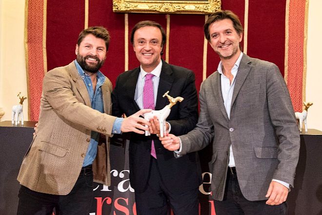 Pascual Drake (a la izqda) y Luis Gosalbez (dcha), socios de Descorchify recibieron el premio de Enología de manos de Luis Asenjo, director nacional de Ventas de Unidad Editorial (centro). 