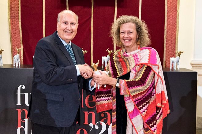 Teodoro Sánchez-Ávila, presidente de la Fundación Tatiana Pérez de Guzmán recibe el premio de manos de Paloma Durán, miembro del jurado y ex directora del fondo de Naciones Unidas para los objetivos de desarrollo sostenible en Nueva York.