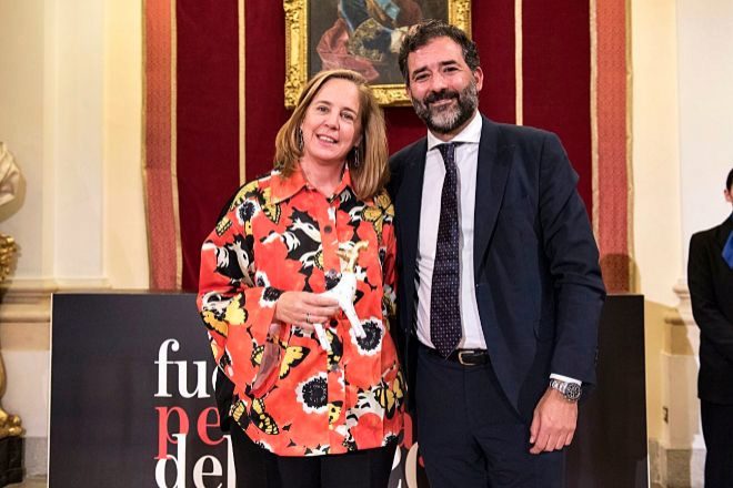 Sheila Loewe, presidenta de la Fundación Loewe, recogió el premio de la categoría Labor Editorial, que le entregó Javier García Pagán, director general del Área News de Unidad Editorial.