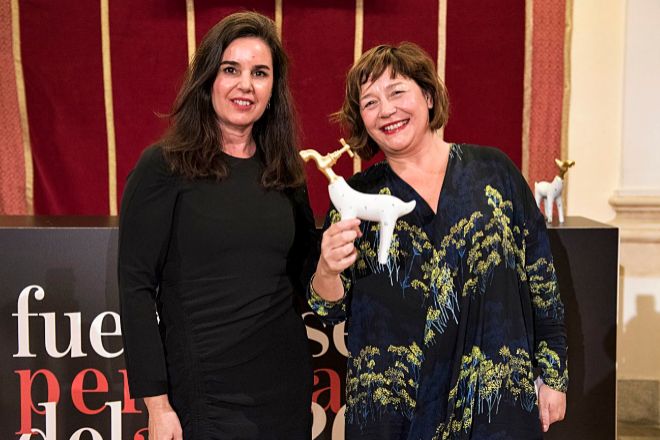 Elena Gris, de Hyundai (a la izqda) entregó el premio en la categoría de Arte a Maribel López, directora de ARCOmadrid.