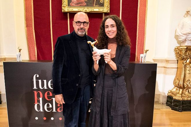 Jesús Cano, miembro del jurado, diseñador y CEO de Cano estudio, entregó el premio en la categoría de moda a Rosa Esteva, directora creativa de la firma Cortana.