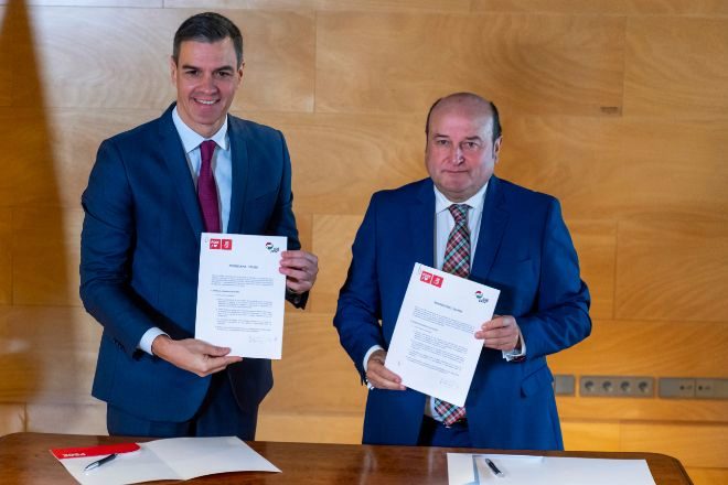 El presidente del Gobierno, Pedro Sánchez, firma el pacto de investidura con el dirigente del PNV, Andoni Ortúzar.