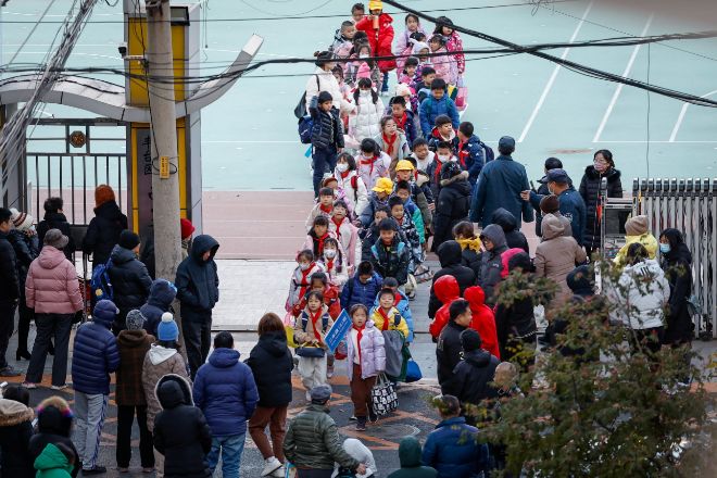 Niños saliendo de una escuela en Pekín el pasado 23 de noviembre, un día después de que la OMS haya pedido a China información detallada sobre los brotes de enfermedades respiratorias en adultos y niños en el norte del país.