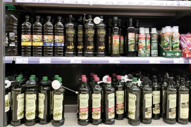 El aceite ha subida tanto de precio en el último año que algunos supermercados han obtado por colocar alarmas antirrobo en las botellas.