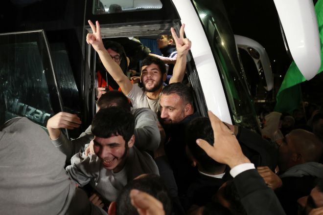 Prisioneros palestinos liberados por Israel llegan anoche a Beitonia, cerca de Ramallah, para reunirse con sus familias.