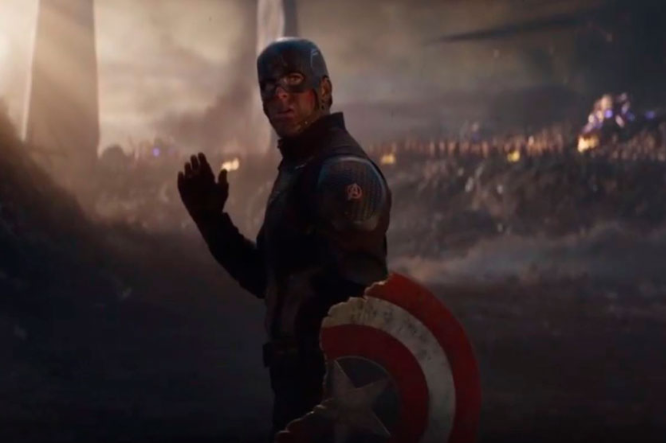 Durante la batalla final, el escudo de Capitán América, que había...