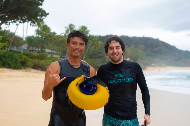 El surfista japonés Shinpei Horiguchi es uno de los elegidos que ha testado el collar salvavidas inteligente diseñado por Ignacio Cuesta, creador de Wuanap.