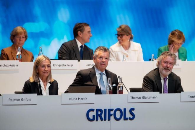 El presidente de Grifols, Thomas Glanzmann, en el centro durante la última junta de accionistas.