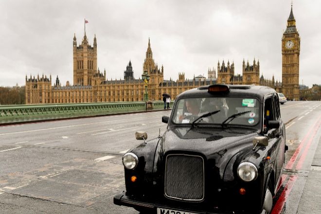 Taxi frente al Big Ben y el Parlamento británico en Londres.