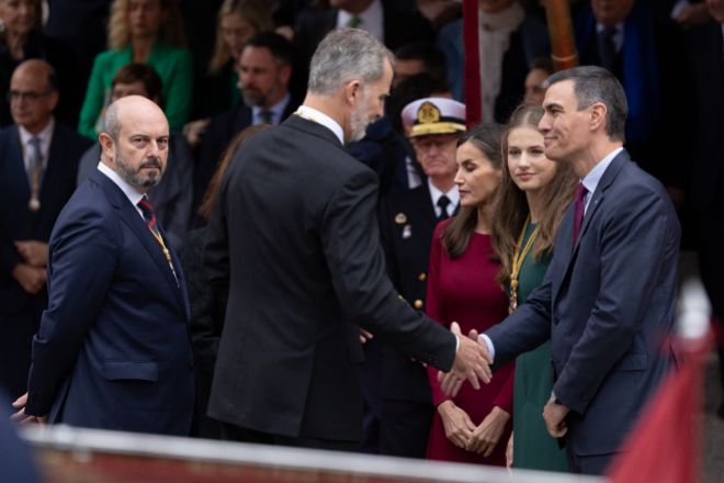 El Rey Felipe VI saluda al presidente de Gobierno, Pedro Sánchez, a la salida de la Solemne Sesión de Apertura de las Cortes Generales de la XV Legislatura, ante la Reina Letizia y la Princesa Leonor.