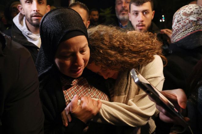 La activista palestina Ahed Tamimi, con su familia en Ramallah tras ser liberada hoy por Israel.
