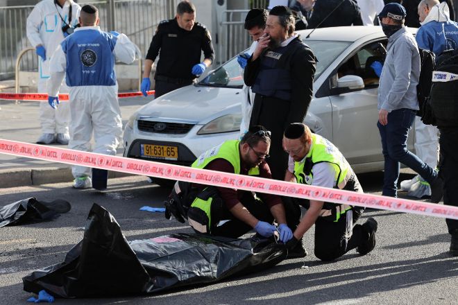 Miembros del personal médico retiran hoy un cadáver tras el ataque en la calle Sderot Weizman en Trampiada. Jerusalén.
