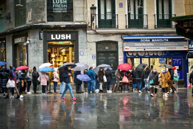 Gente haciendo cola para comprar lotería en la famosa Administración Doña Manolita en la Puerta del Sol madrileña en una imagen de archivo de 2021.