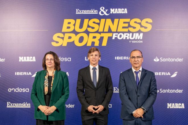 De izquierda a derecha: Ana I. Pereda, directora de EXPANSIÓN; Alberto Tomé, director general de Deportes de la Comunidad de Madrid; y Juan Ignacio Gallardo, director de Marca.