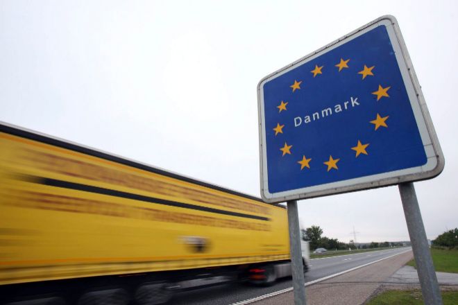 Un camión atraviesa la frontera entre Alemania y Dinamarca en una imagen de archivo.