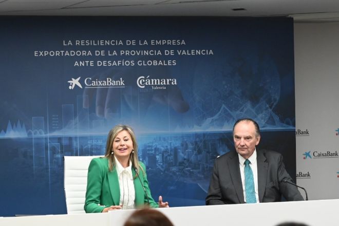 La directora territorial de CaixaBank, Olga García, y el presidente de Cámara Valencia, José Vicente Morata, han presentado el informe.