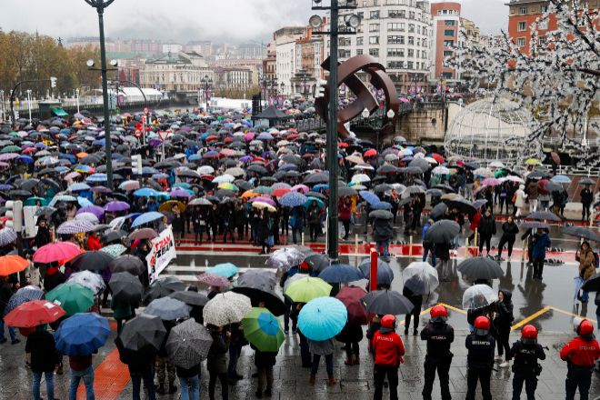 Un momento de la manifestación lenta que ha recorrido las calles de Bilbao, en el marco de la huelga general feminista.