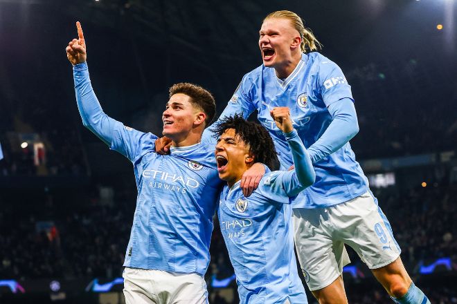 Julián Álvarez, Erling Haaland (en el aire) y Rico Lewis celebran un gol del Manchester City en el partido de la Champions contra el Leipzig.