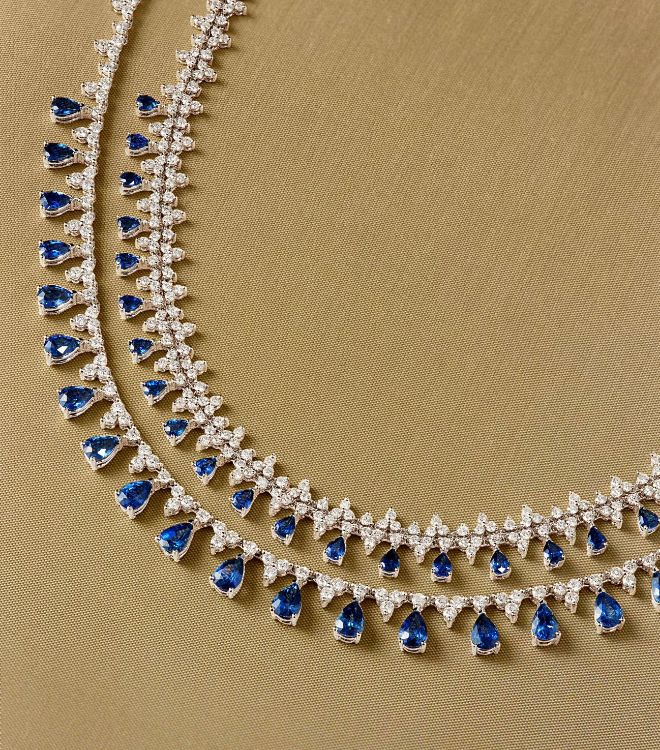 Tris, una joya con 210 diamantes transparentes y 25 zafiros.