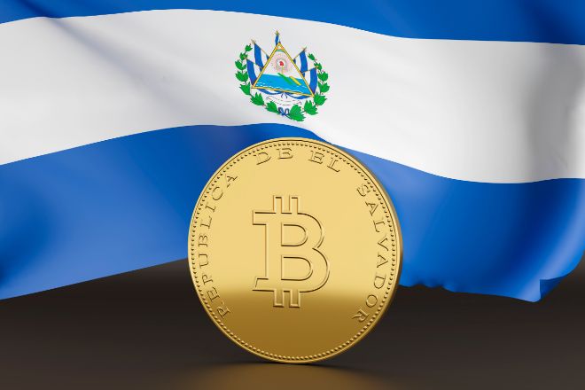 Montaje de moneda de bitcoin con la bandera de El Salvador
