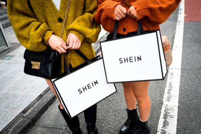 Clientas con bolsas de Shein a la salida de un showroom en Tokio, Japón.