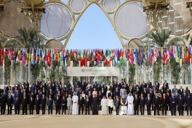 Líderes y mandatarios mundiales posan durante una sesión de fotos familiares en la Conferencia de las Naciones Unidas sobre el Cambio Climático.