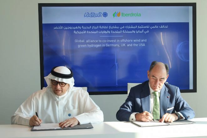 Al Ramahi, primer ejecutivo de Masdar, con Ignacio Galán, presidente de Iberdrola, en la firma del acuerdo en Dubai.