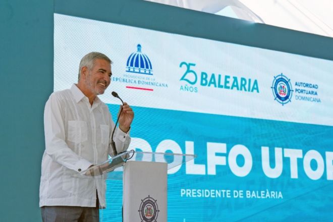 Adolfo Utor, presidente de Baleària, durante la presentación de la ruta en el puerto dominicano.