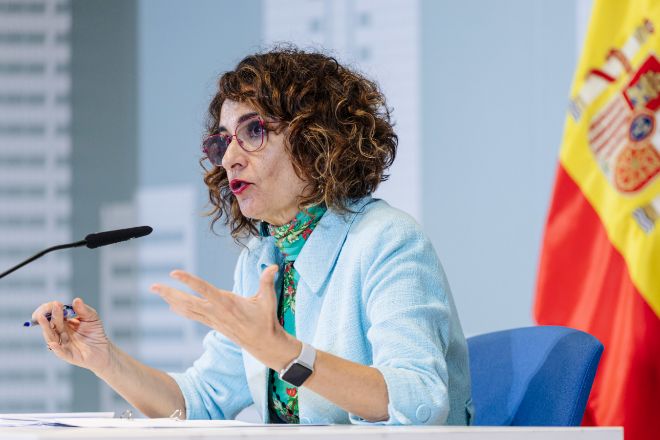 Montero advierte al PP de que si veta su senda fiscal en el Senado habrá un ajuste más duro para las CCAA
