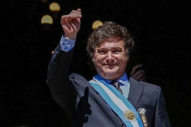 Milei devalúa el peso argentino un 50% y anuncia un fuerte recorte del gasto