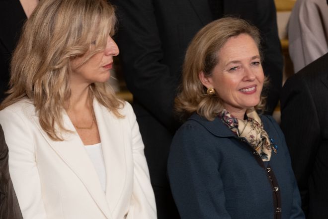Calviño afirma que la revisión del impuesto a la banca «está alineada con el acuerdo de Gobierno» y Sumar da por hecho que se mantendrá