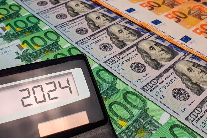 La divisa comunitaria afianza su balance positivo en el año frente al dólar, y afronta el inicio de 2024 en máximos de cinco meses. Los analistas abren además la puerta a nuevos avances del euro en el próximo ejercicio.