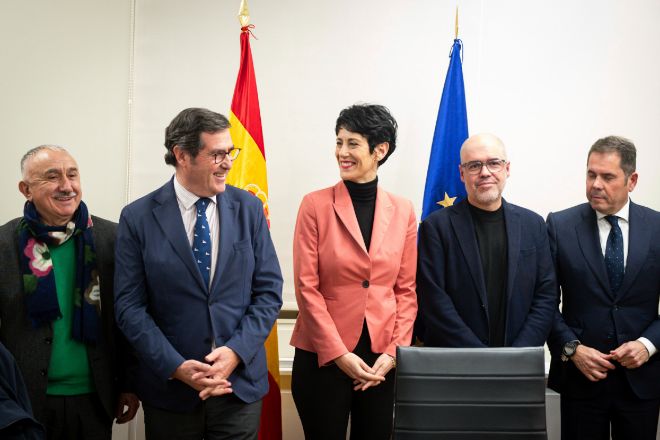 Garamendi critica la «amenaza» del Gobierno con el SMI: «Eso no es diálogo social, es chantaje»