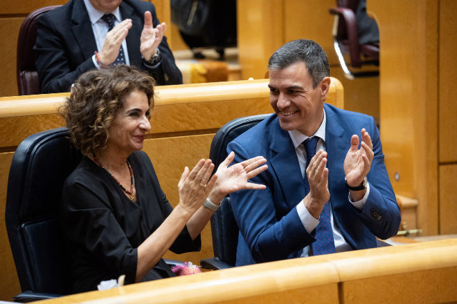 Puigdemont somete a Sánchez y lo salva ‘in extremis’ a cambio de fuertes cesiones