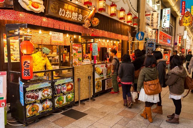 Osaka destaca por su amplia oferta gastronómica callejera.