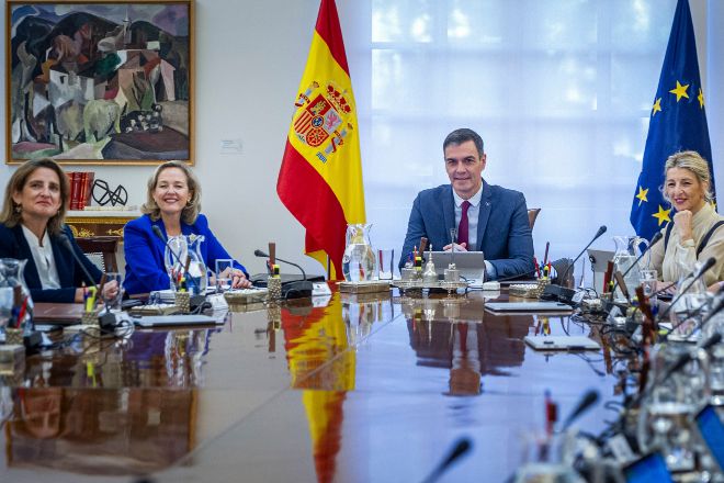 Sánchez acudió a las urnas batiendo récord con 869 asesores en el Gobierno