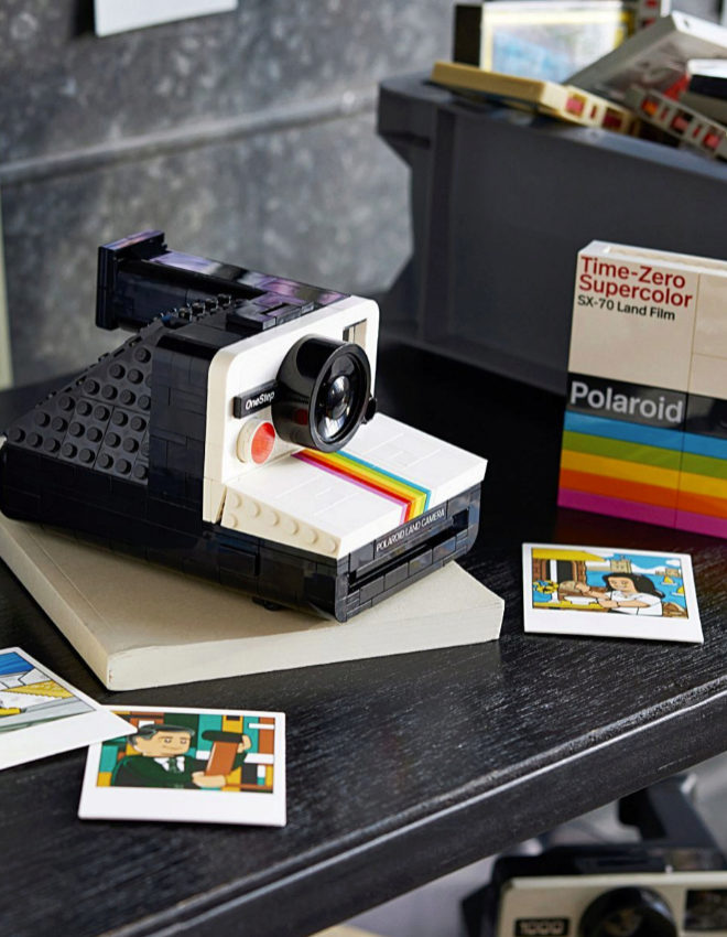 En aquellos años, las cámaras Polaroid se volvieron omnipresentes en eventos familiares, viajes y celebraciones