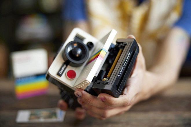 Este modelo de exposición captura la esencia de la icónica cámara Polaroid gracias a la composición única de los singulares bloques de construcción.