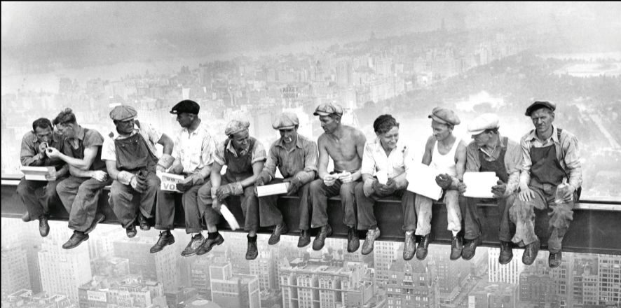 La mítica fotografía tomada en 1932 de los trabajadores almorzando en el rascacielos en construcción.