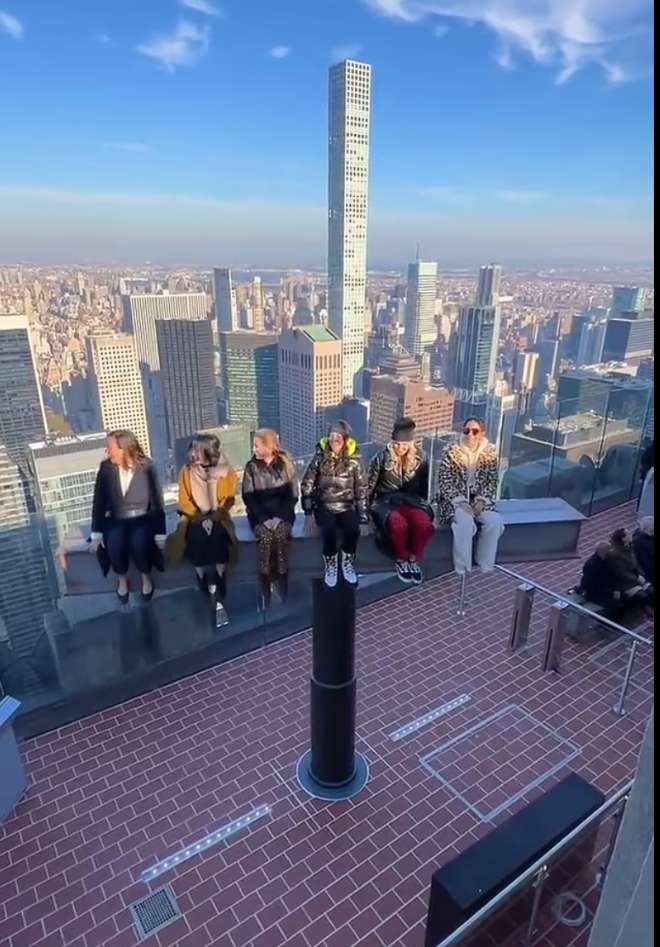 La viga se eleva 3,6 sobre el suelo del piso 69 del Rockefeller Center y gira 180º.