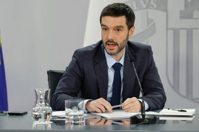 El ministro de Economía inicia la primera ronda de contactos con los banqueros españoles