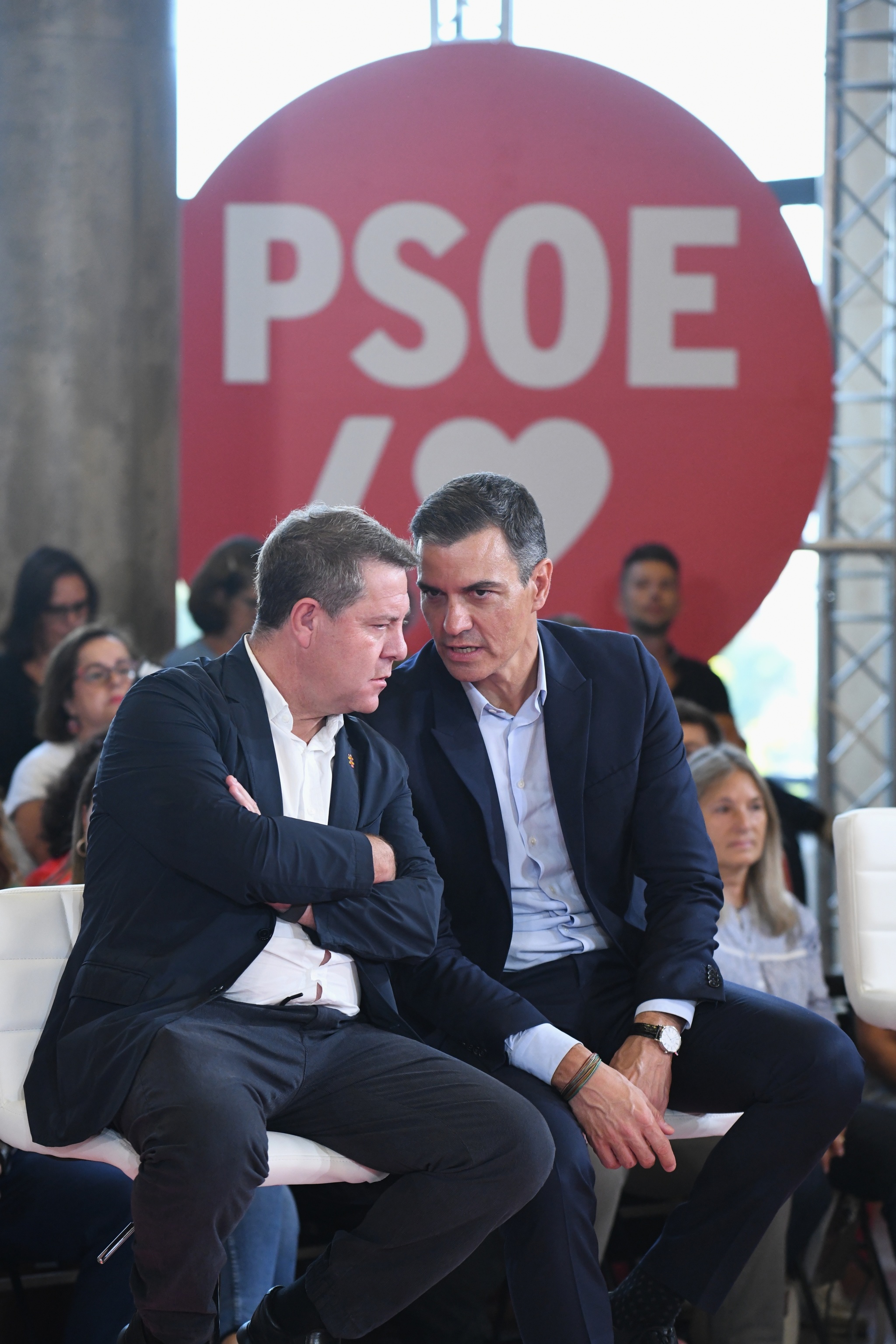 El presidente de Castilla-La Mancha y secretario general del PSCM-PSOE, Emiliano Garca-Page (i), y el secretario general del PSOE y presidente del Gobierno, Pedro Snchez.