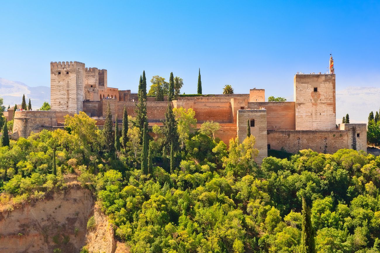 La ciudad palatina de Granada es el conjunto arquitectónico que...