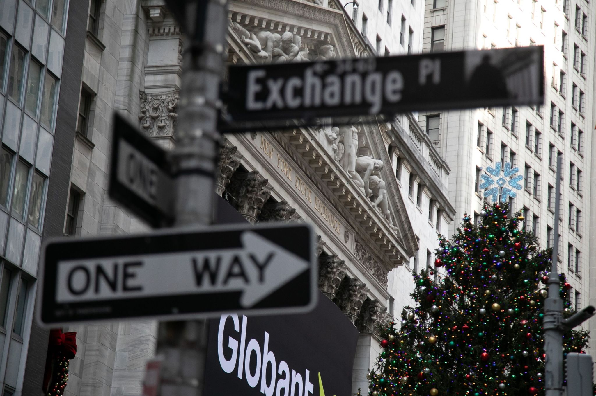 Carteles en la fachada de la Bolsa de Nueva York en Wall Street.
